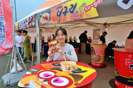 농심 완도장보고수산물축제 참가자가 농심 너구리를 즐기고 있다. 농심 제공